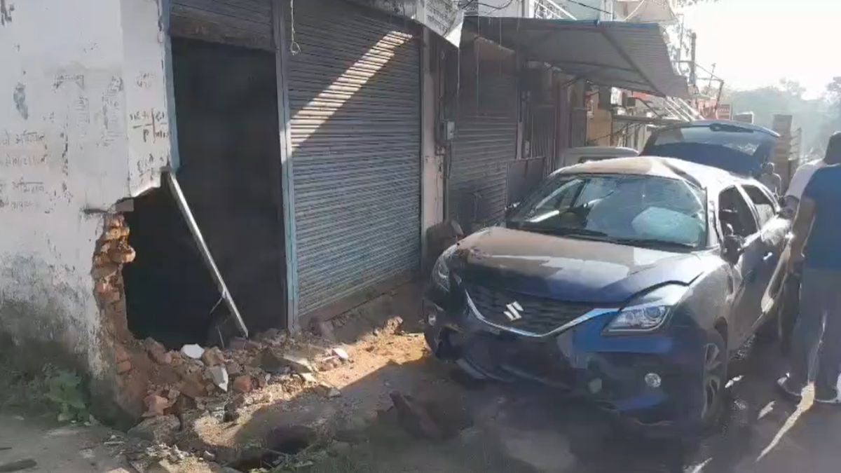 तेज रफ्तार कार अनियंत्रित होकर घर में घुसीः कार सवार बुजुर्ग की मौत, परिवार बाल बाल बचा