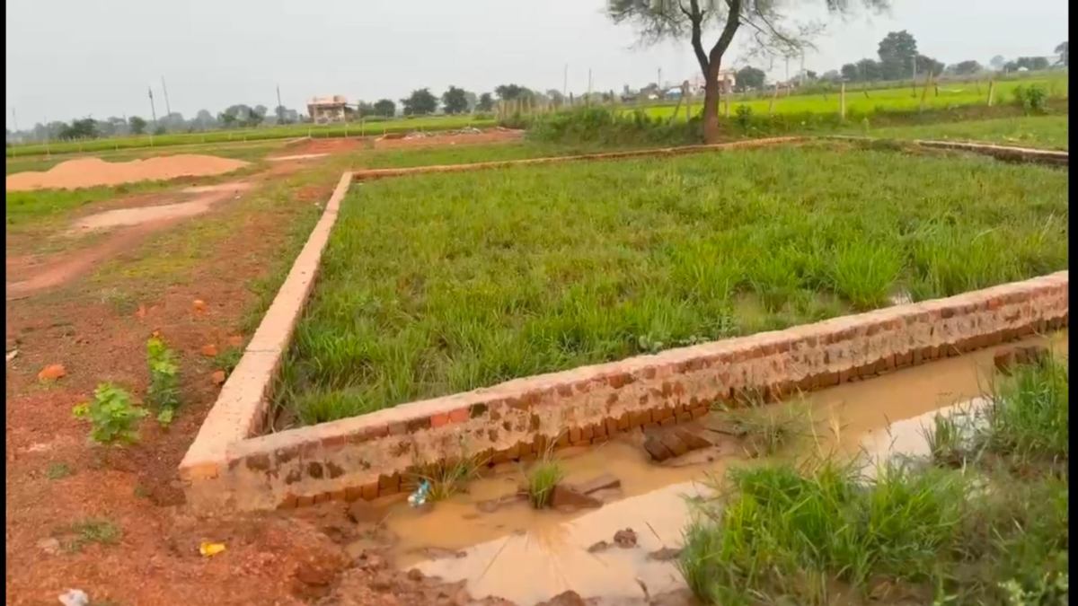 अवैध प्लाटिंग के लिए तालाब को पाटा, जांच रिपोर्ट आने के बाद भी प्रशासन मौन, नहर को पाटने वाले पर भी कोई कार्रवाई नहीं