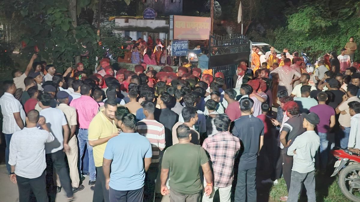 विसर्जन जुलूस के दौरान बवाल : डीजे बंद कराने पर भड़के गणेश समिति के लोग, थाने का किया घेराव