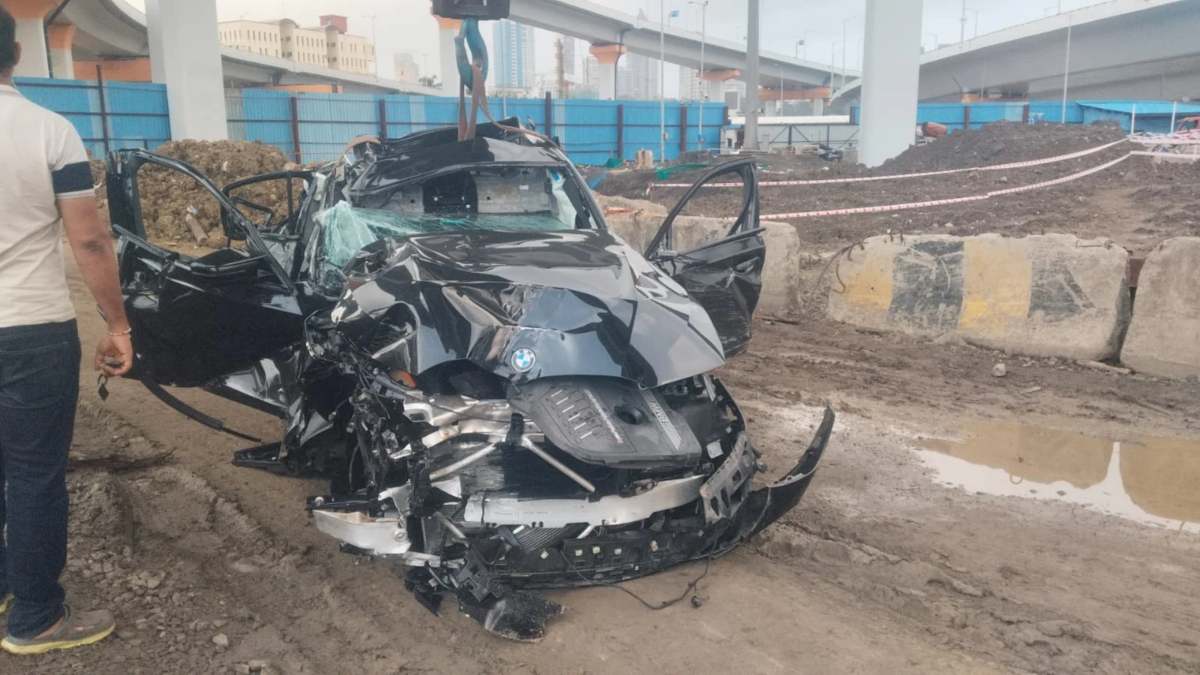 मुंबई कोस्टल रोड पर तेज रफ्तार BMW ब्रिज से नीचे गिरी, 3 की मौत और 1 हुआ गंभीर घायल