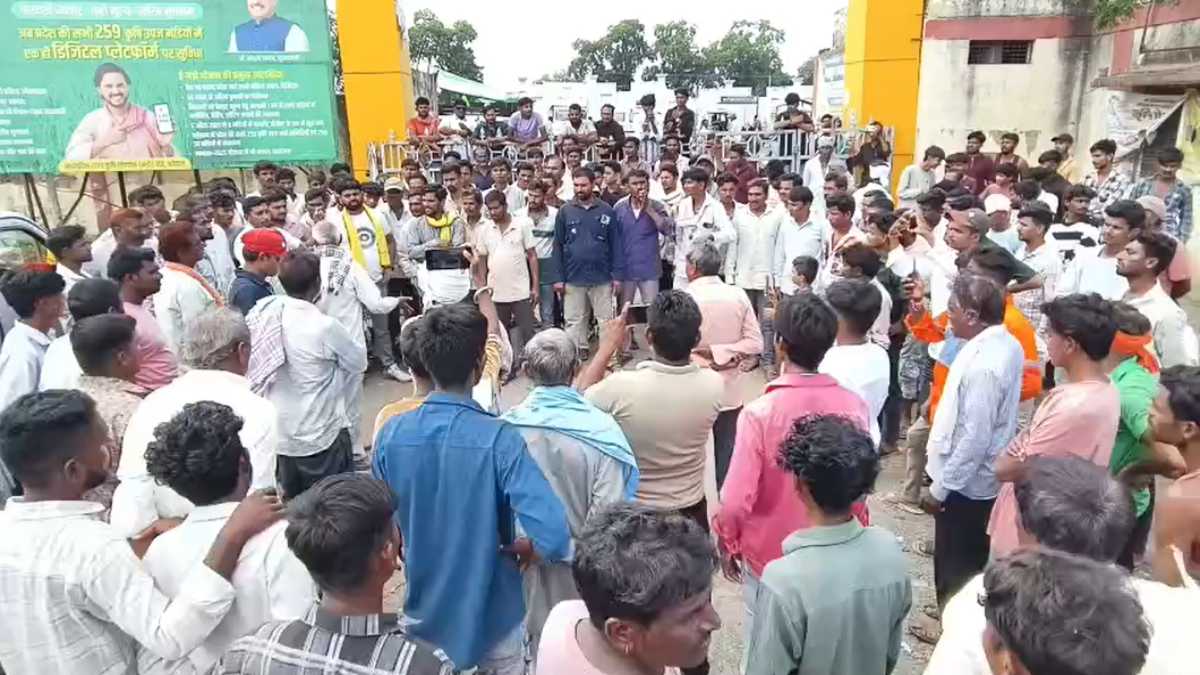 कृषि उपज मंडी में कपास के कम दामों पर भड़के किसानः बोली में मिलीभगत का आरोप लगा किया जमकर हंगामा