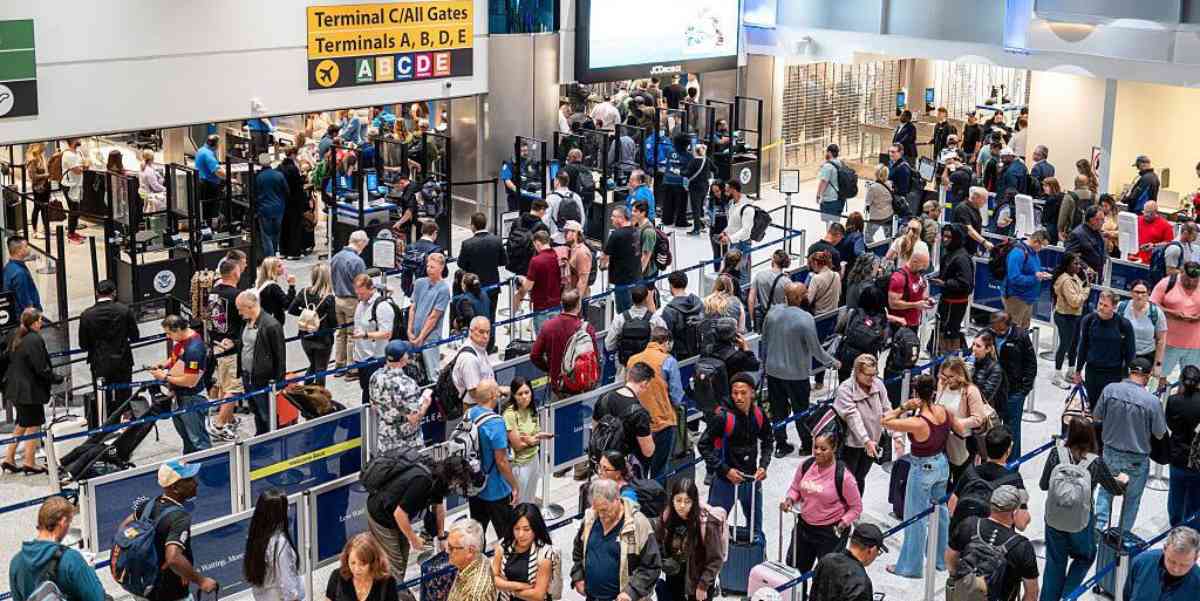 US में ATC सिस्टम फेल होने से एयरपोर्ट पर उड़ानें हुई ठप, सैकड़ों फ्लाइट्स रद्द, FAA जांच में जुटा