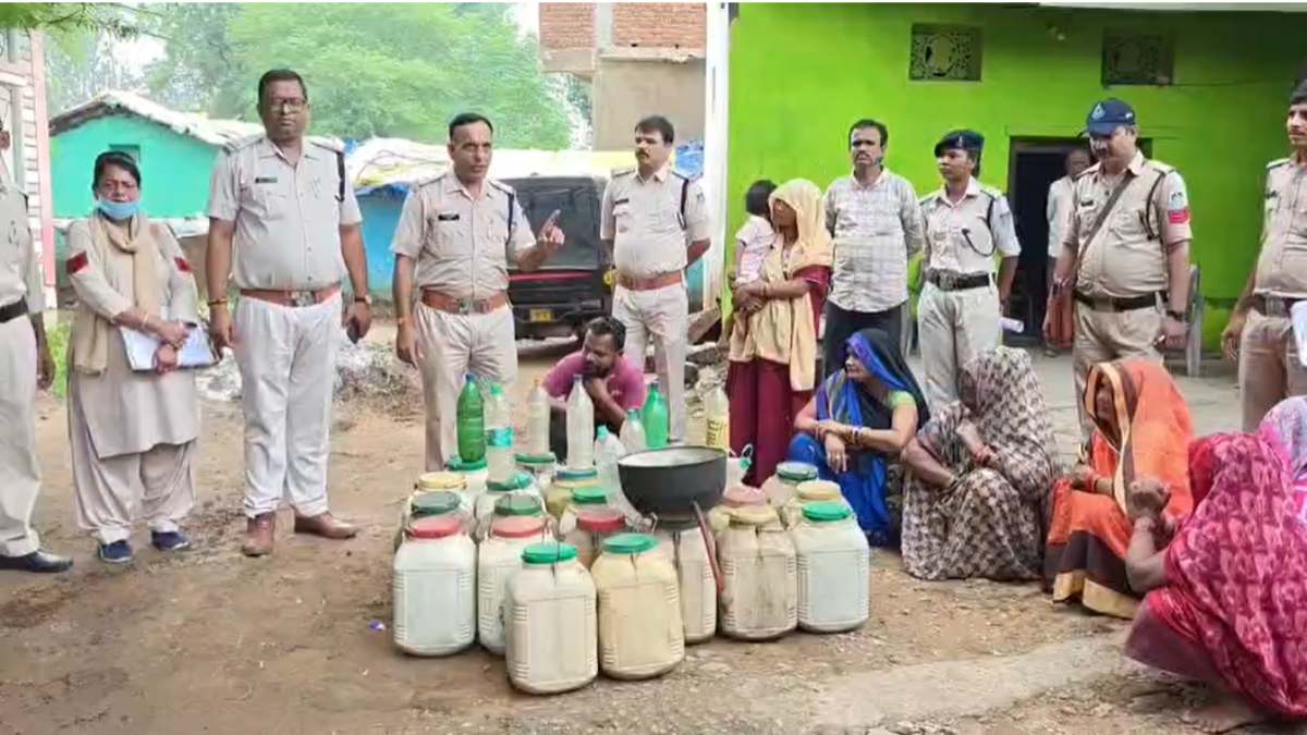 अवैध शराब के ठिकानों पर पुलिस का छापाः 37 लीटर महुआ शराब और 255 किलो लाहन बरामद, 6 पर केस