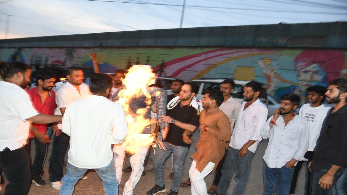 भूपेश बघेल के काफिले पर पथराव के विरोध में युवा कांग्रेस का प्रदर्शन, CM हिमंता सरमा का पुतला किया दहन