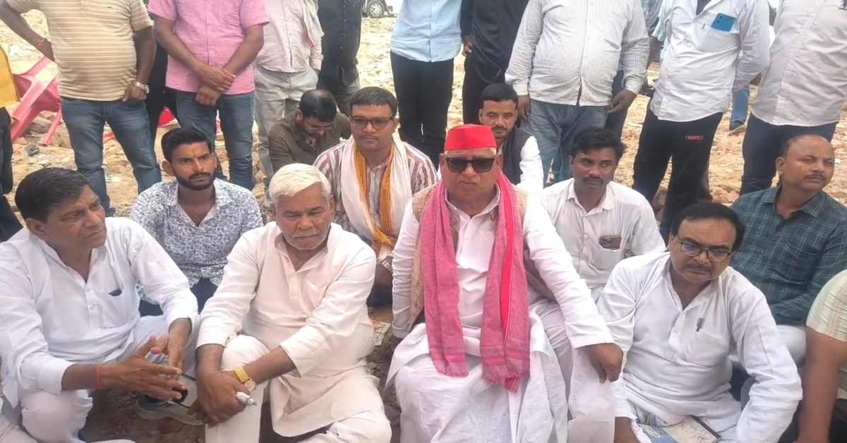 सड़क पर सियासतः14 कोसी परिक्रमा मार्ग चौड़ीकरण  बुलडोजर एक्शन पर भड़के सांसद अवधेश प्रसाद, पीड़ितों के साथ धरने पर बैठकर दे डाली चेतावनी