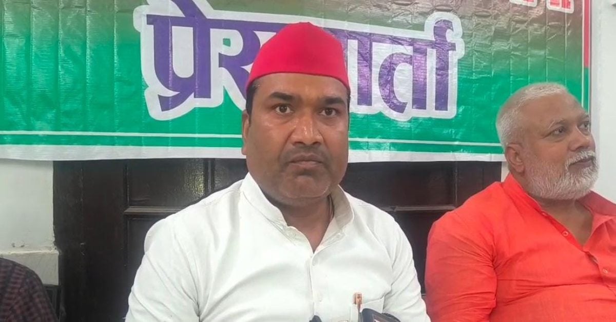 बाबू मित्रसेन यादव की तस्वीर पर बवाल! ‘माफियाराज’ वाले पोस्टर को लेकर सपा भड़की, कार्रवाई की मांग