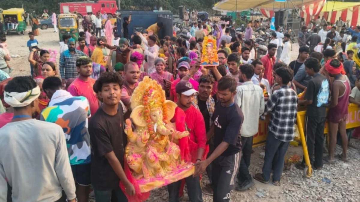 ‘गणपति बप्पा मोरया, अगले बरस तू जल्दी आ’: जयकारों के बीच ग्वालियर में हो रही बप्पा की विदाई, सुरक्षा के पुख्ता इंतजाम