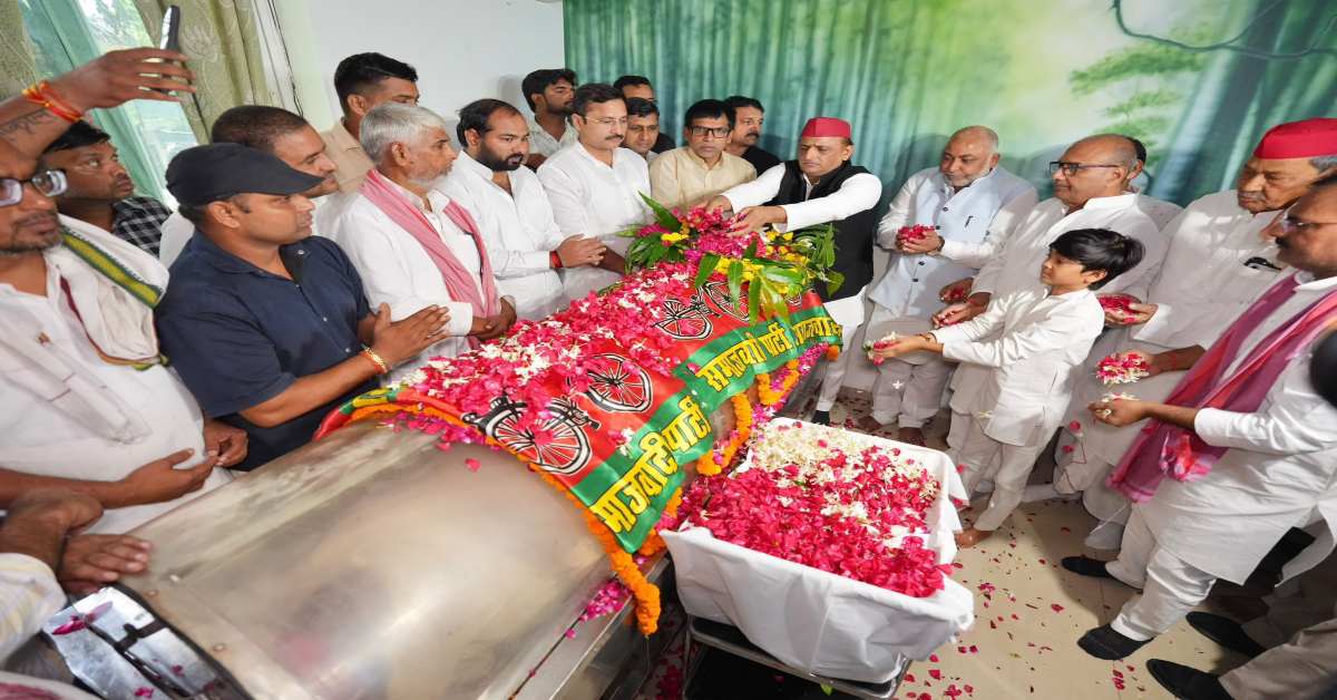 ‘प्रकाश-स्तंभ’ नहीं रहा : राम गोविंद चौधरी के निधन पर अखिलेश भावुक, बोले- समाजवादी मूल्यों की मशाल सदैव प्रज्ज्वलित रखी