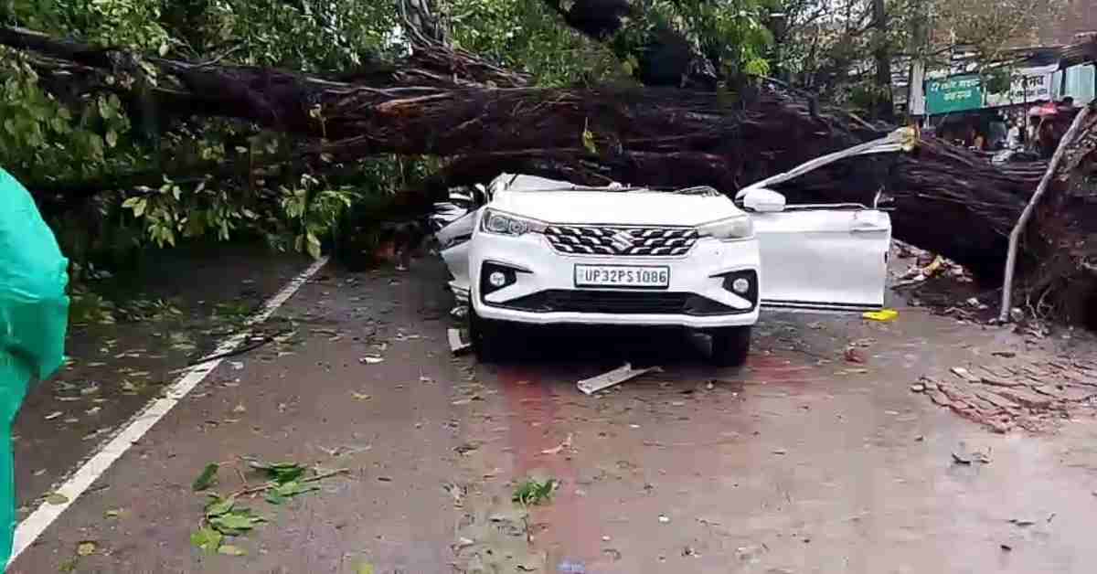 कुदरत का कहरः कार पर अचानक भरभराकर गिरा बरगद का पेड़, दबकर किशोर की मौत, दहला देगी घटना