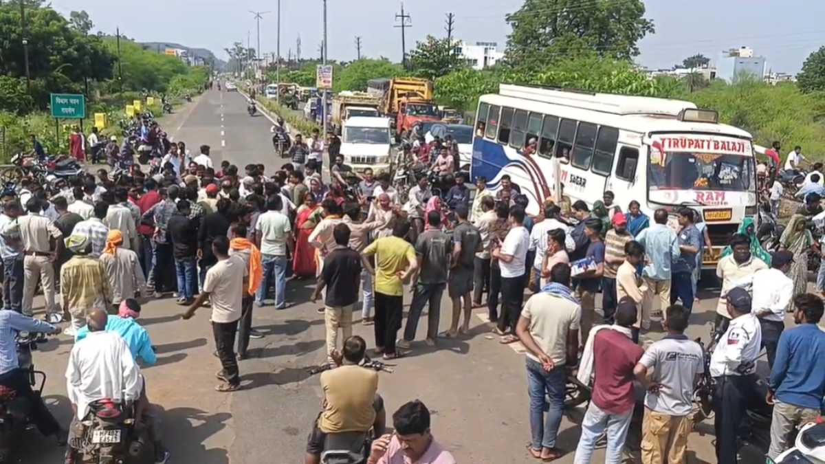 SP कार्यालय के सामने ग्रामीणों का चक्काजामः घायल पर झूठी धारा लगाने का आरोप, जांच के आश्वासन पर खुला जाम