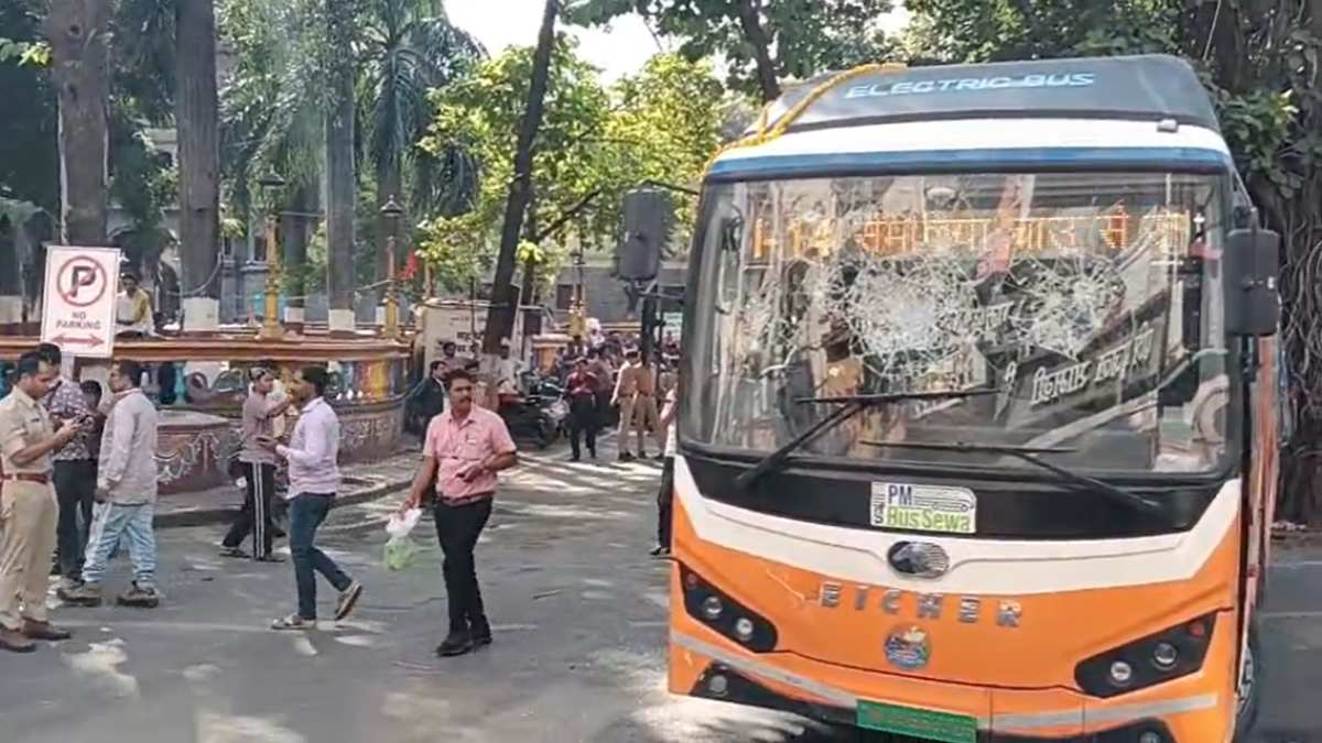 इंदौर हादसे का CCTV फुटेज आया सामनेः तेज रफ्तार बस ने ऑटो और लोगों को रौंदा, 3 गंभीर घायल, भीड़ ने बस पर किया पथराव और तोड़फोड़, चालक हिरासत में
