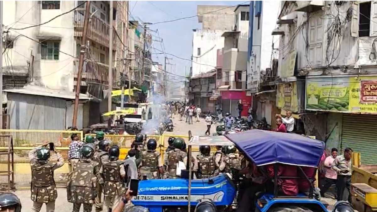 उज्जैन में तनाव: थोड़ी देर की शांति के बाद फिर शुरू हुआ पथराव, पुलिस ने दागे आंसू गैस के गोले, लाठीचार्ज कर भीड़ को खदेड़ा