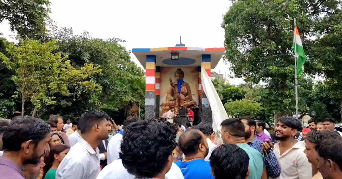 शर्मनाक! बाबा साहेब की प्रतिमा से छेड़छाड़, गाजियाबाद में फूटा लोगों का गुस्सा