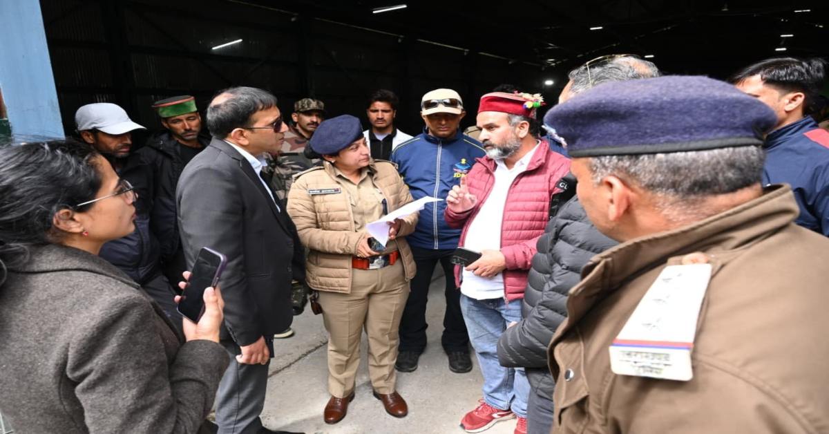 बर्फीले पहाड़ों में रेस्क्यू का मोर्चा : सीएम धामी ने फोन पर ली अभियान की जानकारी, डीएम ने हर्षिल पहुंचकर लिया जायजा