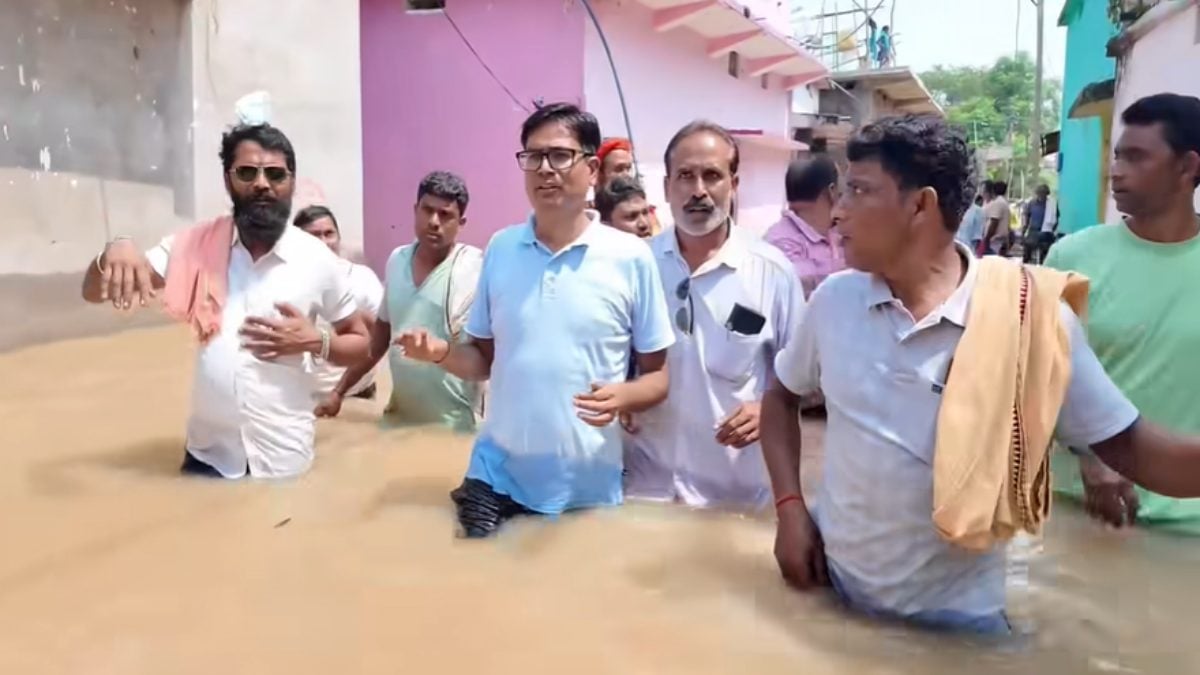 बाढ़ के पानी में उतरे वित्त मंत्री ओपी चौधरी, प्रभावित परिवारों से मिलकर बोले- संकट की घड़ी में हर बाढ़ पीड़ित के साथ खड़ी है सरकार