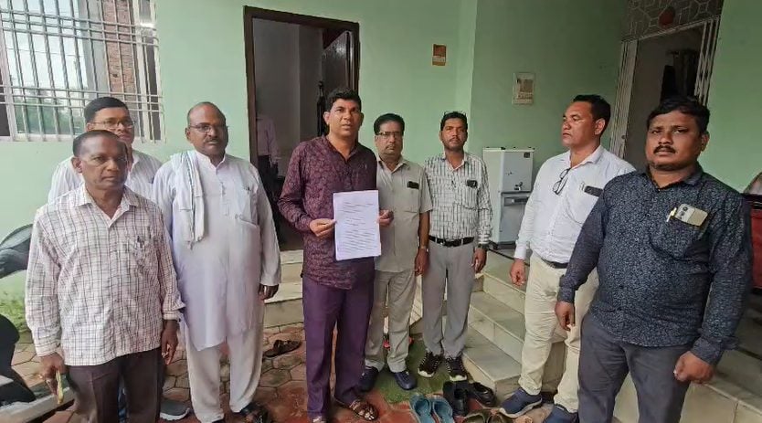 नौकरी लगाने के नाम पर लाखों की ठगी के मामले में नया मोड़, सरपंच पहुंचे SP ऑफिस, कहा- राजनीतिक षड्यंत्र के तहत फंसाया जा रहा