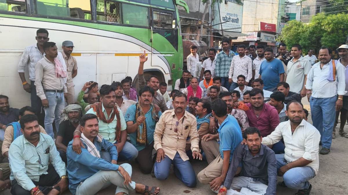 बस चालकों की हड़ताल से थमे पहिए, मारपीट करने वाले आटो वालों पर कार्रवाई और अलग स्टैंड की मांग पर अड़े