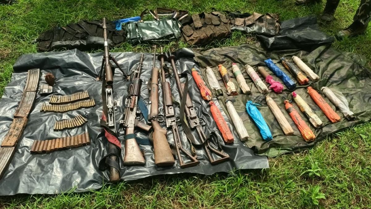 माओवादी डंप का भंडाफोड़, SLR-INSAS समेत बड़ी मात्रा में हथियार और गोला-बारूद बरामद