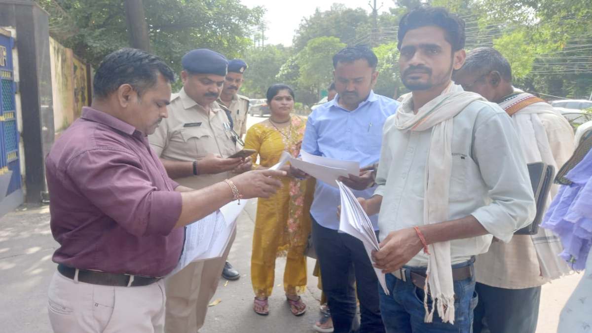 जिस घर ने नक्सल हिंसा में अपना सहारा खोया, अब उसी घर की उम्मीद सरकारी फाइल में अटकी, पीड़ित परिवार ने विधानसभा अध्यक्ष से लगाई न्याय की गुहार