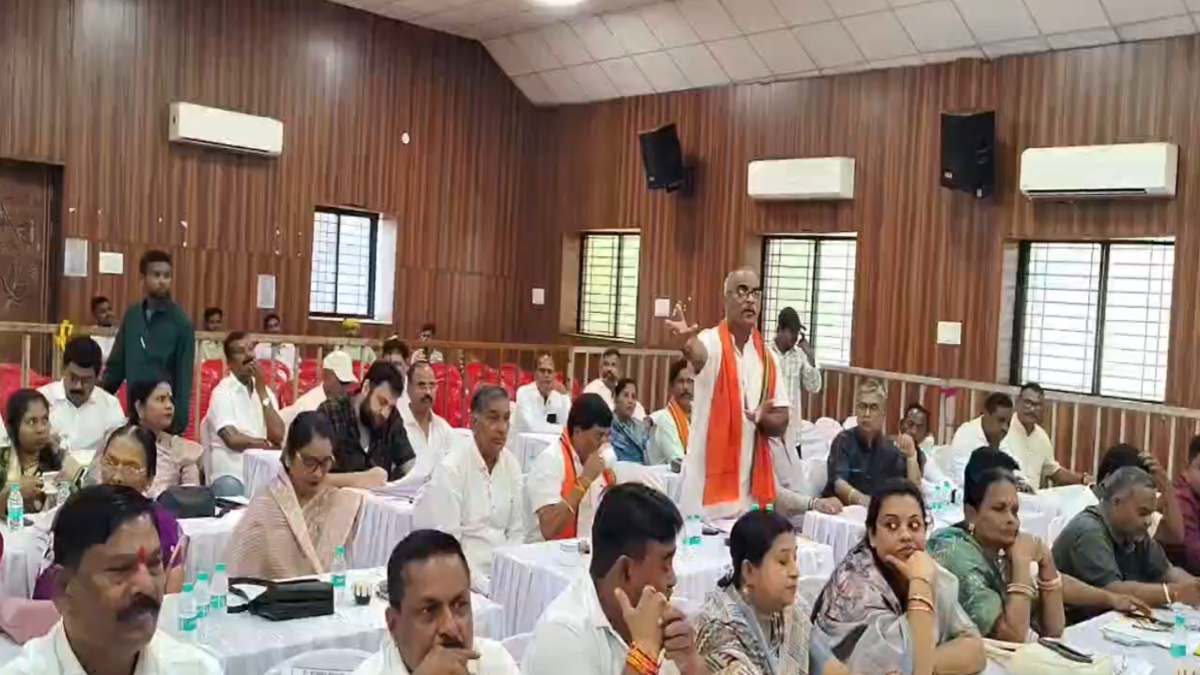 नगर निगम की सामान्य सभा में हंगामा : सत्ता पक्ष ने ही महापौर को घेरा, पार्षदों ने कहा – वार्डों में विकास कार्य ठप, गमछा डालकर निकलना पड़ रहा…