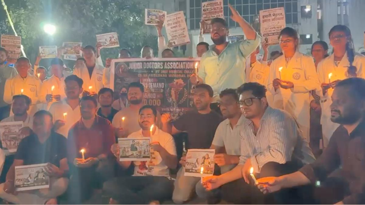 जूनियर डॉक्टरों ने निकाला कैंडल मार्च, जानिए क्या है प्रमुख मांगें…