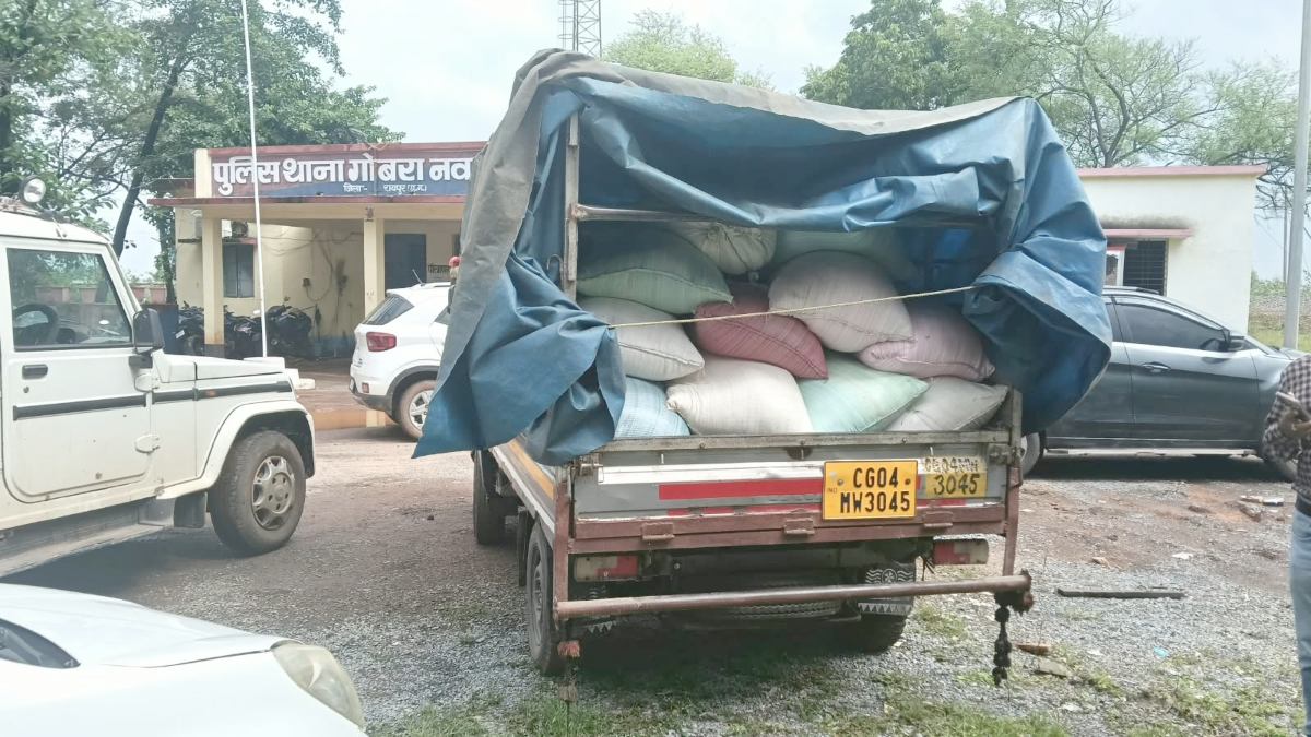 PDS दुकान से निजी पिकअप में चावल की लोडिंग, पुलिस ने थाने में खड़ा कराया वाहन, खाद्य विभाग की जांच शुरू
