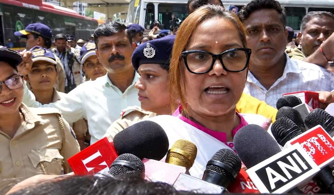 IIT बॉम्बे का मामला बड़े सियासी और सामाजिक आंदोलन में तब्दील, कांग्रेस सांसद वर्षा गायकवाड़ गिरफ्तार