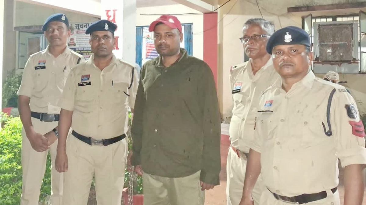 ACB अधिकारी बनकर घर में घुसे, गोली मारने की धमकी दी और ले गए लाखों का सामान, फरार आरोपी गिरफ्तार