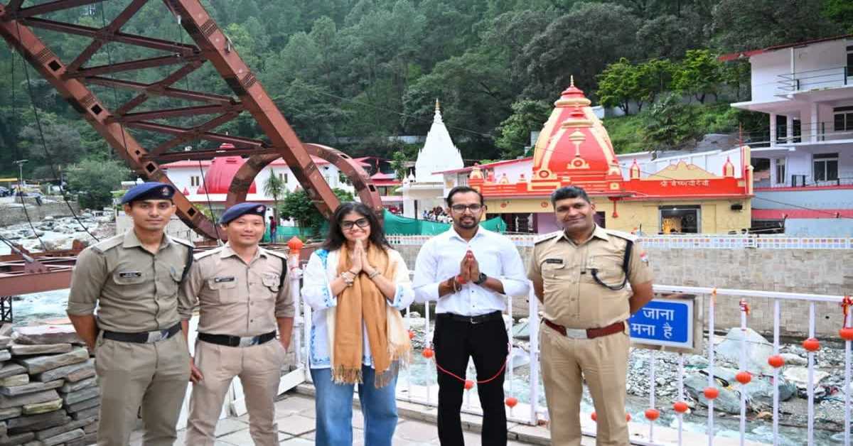‘हनुमान अंश’ की प्रोड्यूसर अनुप्रिया नागर पहुंची कैंची धाम, परिवार के साथ किए बाबा नीब करोरी के दर्शन