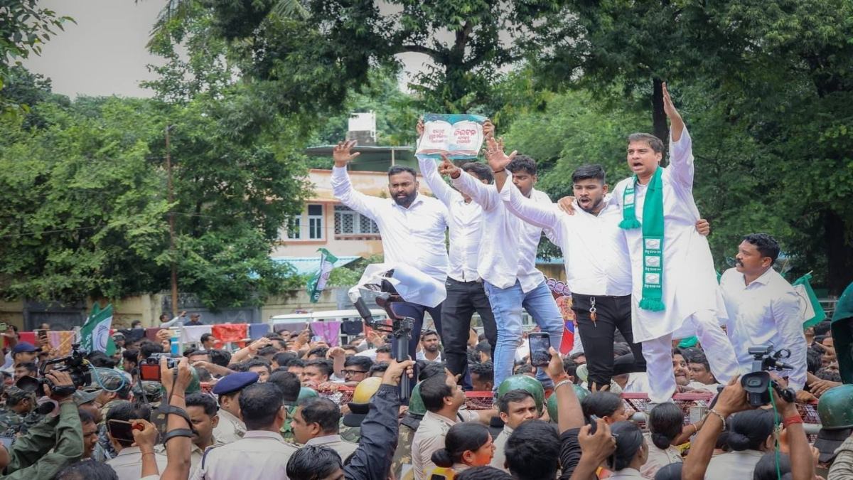 पाठ्यपुस्तक त्रुटि विवाद : सड़क पर उतरा बीजेडी युवा और छात्र संगठन, विधानसभा घेराव का किया प्रयास