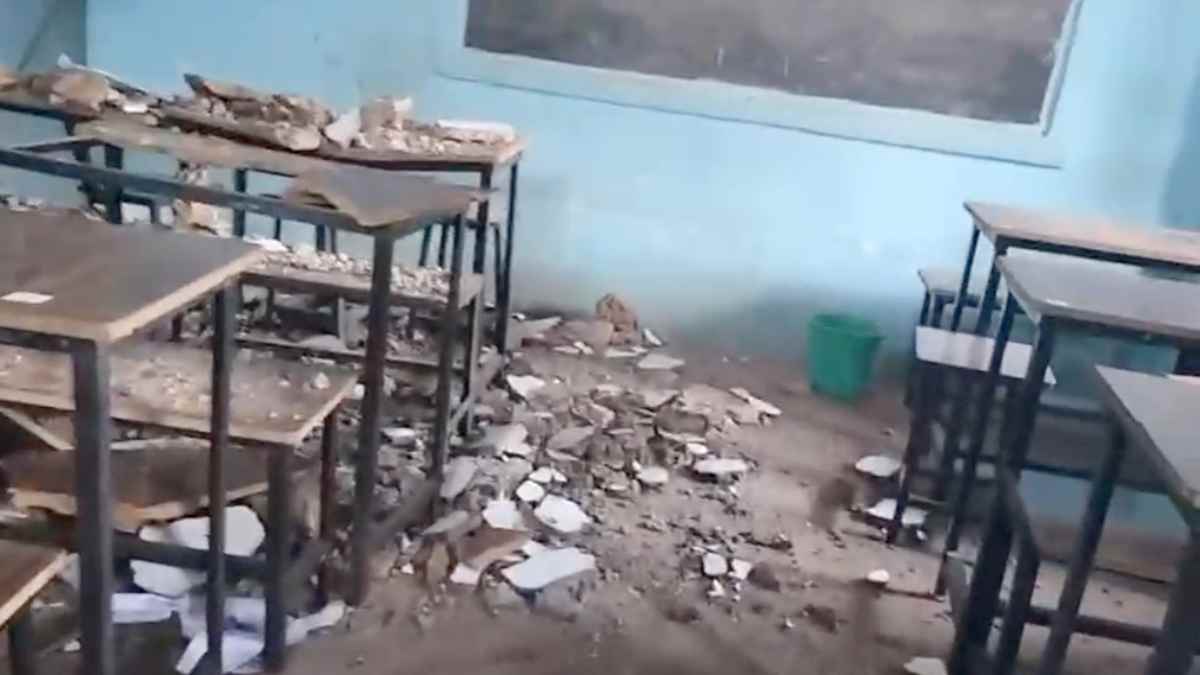 सरकारी स्कूल में बड़ा हादसा : परीक्षा दे रहे बच्चों के ऊपर गिरा छत का प्लास्टर, तीन घायल, एक की हालत गंभीर