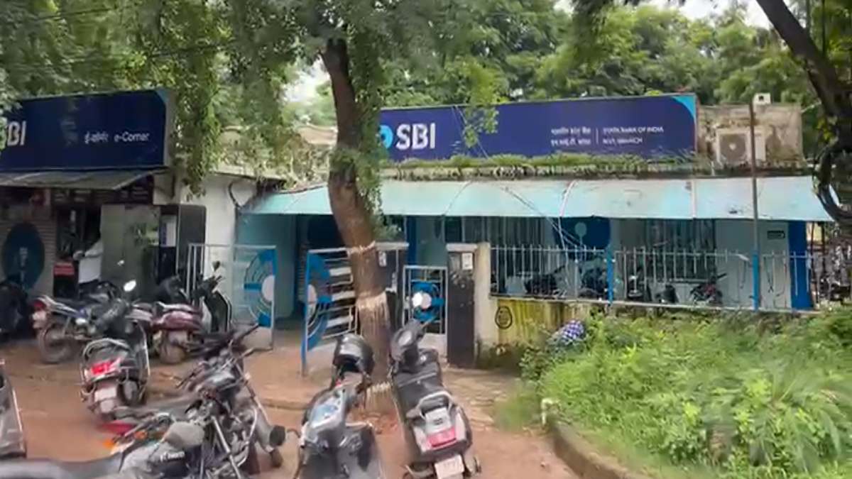 ग्रिल काटकर SBI बैंक में घुसे चोर, चार ताले तोड़कर लॉकर रूम तक पहुंचे, आरोपियों की तलाश में जुटी पुलिस