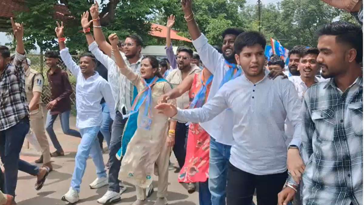 कॉलेज घेराव के दौरान NSUI और ABVP में हिंसक झड़प: बीच-बचाव में चार महिला पुलिसकर्मी घायल