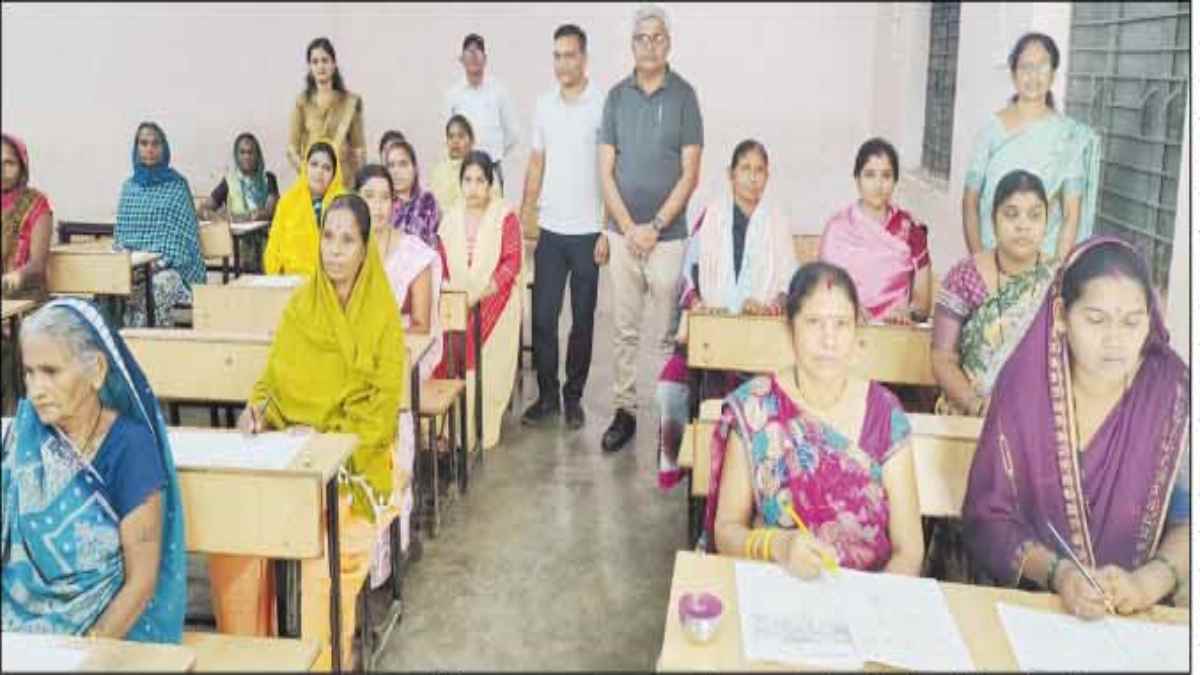 CG में साक्षरता की मिसाल: एक ही परिवार के पति-पत्नी, सास-ससुर और बेटा-बहू ने दी परीक्षा
