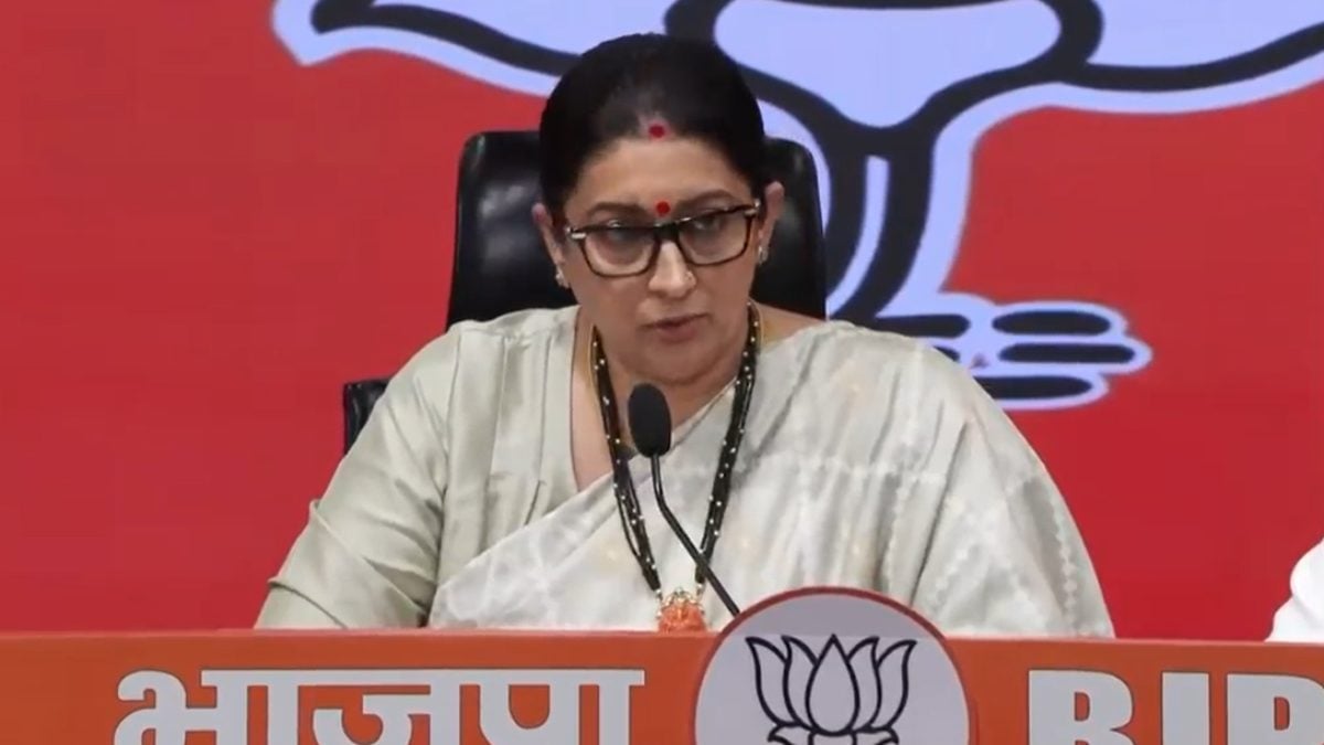 SIR और ECI पर सवाल उठाने पर स्मृति ईरानी का पलटवार, कहा – हार की समीक्षा के बजाय चुनाव आयोग को निशाना बना रही कांग्रेस
