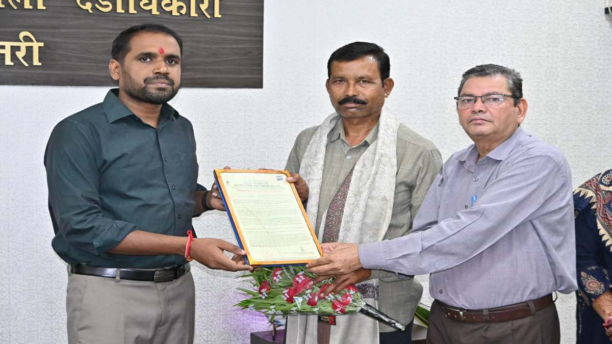 धमतरी की कृषि विरासत को बड़ी उपलब्धि, पारंपरिक ‘चिरपोटी टमाटर’ का हुआ पंजीयन, किसान बंशीलाल सम्मानित