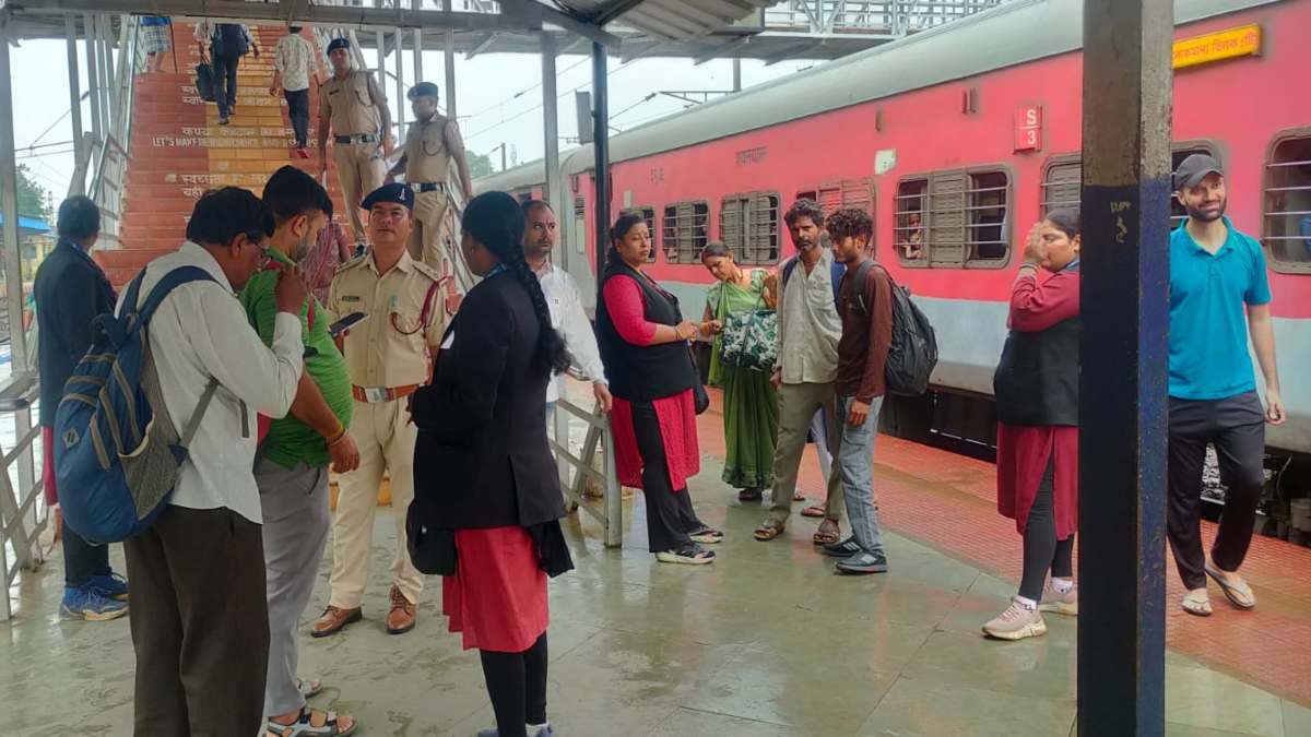 रेलवे का विशेष टिकट जांच अभियान, बिना टिकट यात्रा करने वालों से एक महीने में ‌4.19 करोड़ से अधिक वसूले