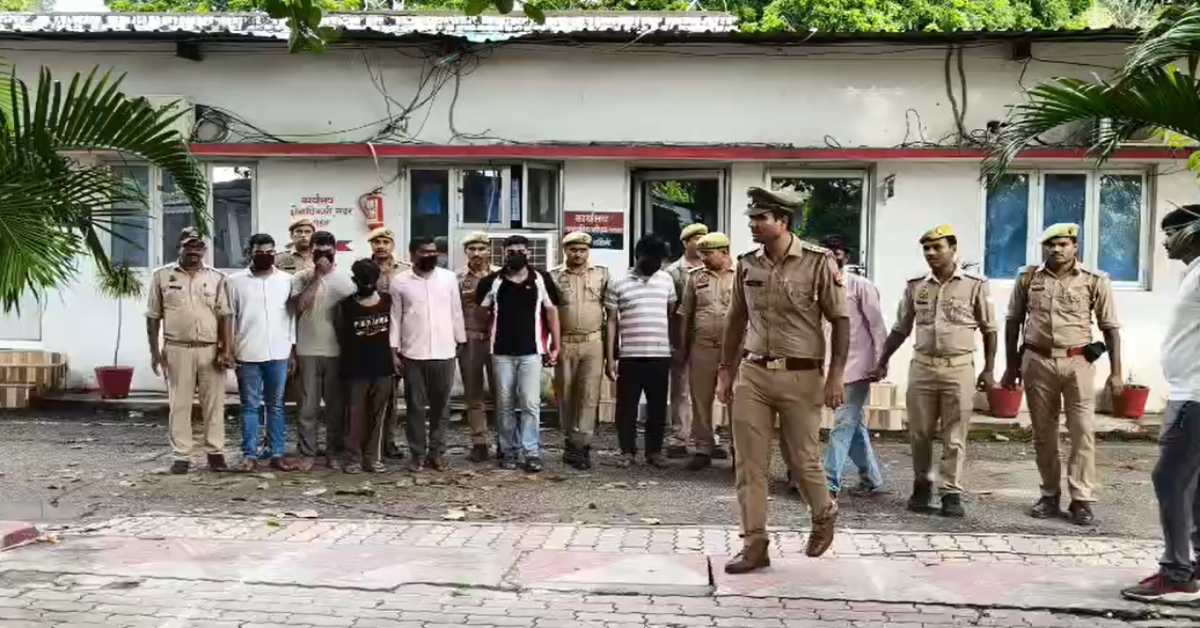 माल बंटने ही वाला था, पुलिस पहुंच गई! मुगलसराय में दबोचे गए 8 चोर, 3.50 लाख कैश बरामद