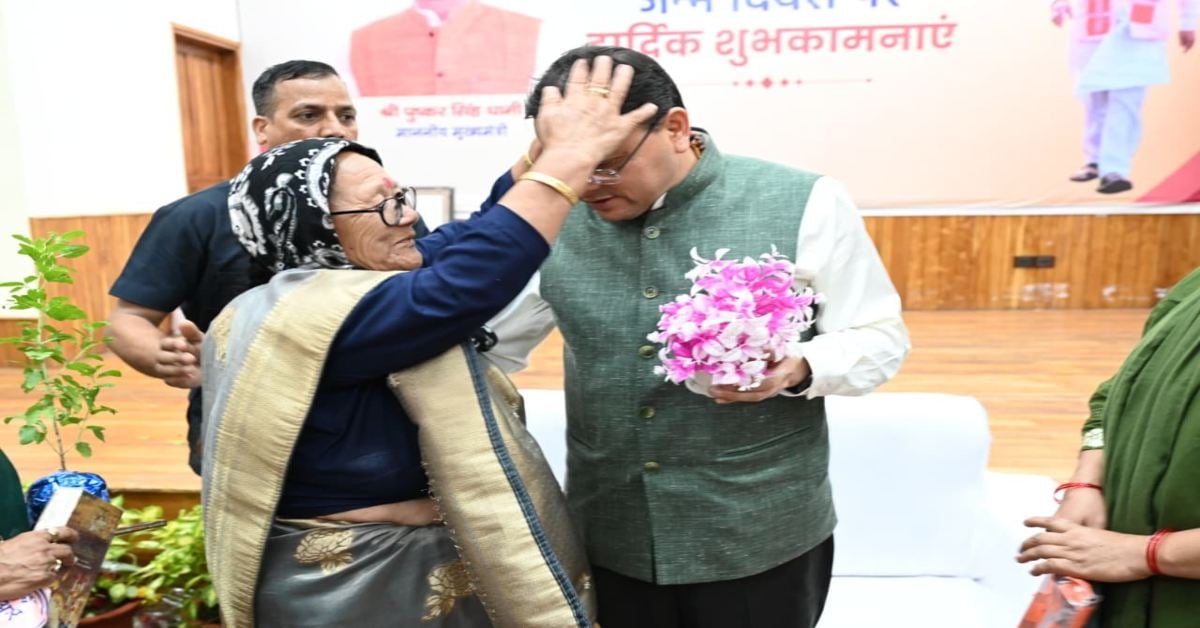 फूल, मालाएं और आशीर्वाद… धामी के जन्मदिन पर मुख्यसेवक सदन बना जनस्नेह का केंद्र