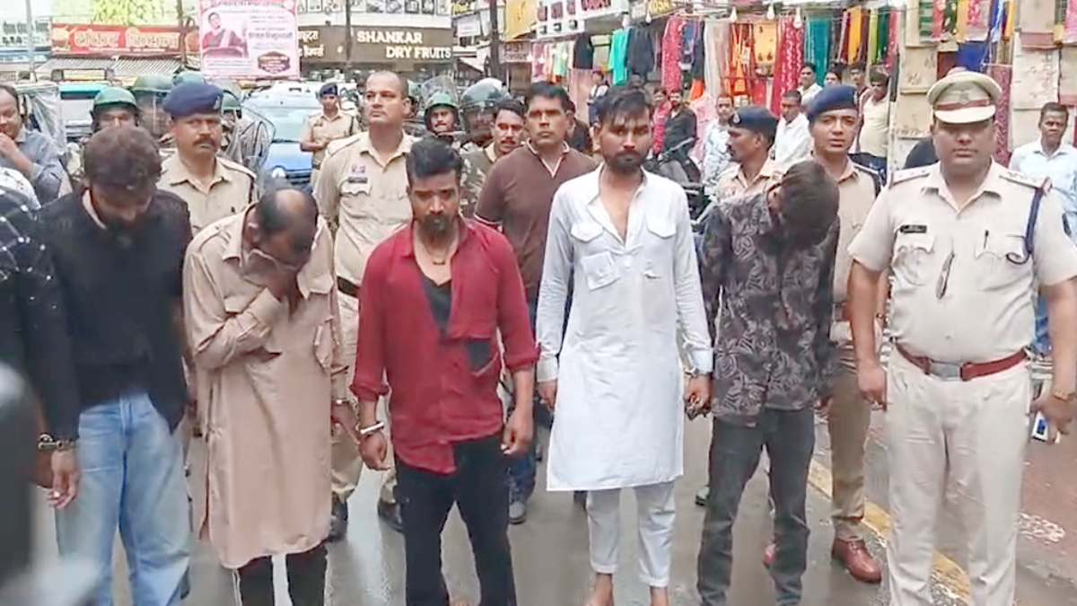 बिलासपुर हिंसा : पुलिस ने 20 आरोपियों का निकाला जुलूस, पथराव में टीआई समेत 9 पुलिसकर्मी हुए थे घायल