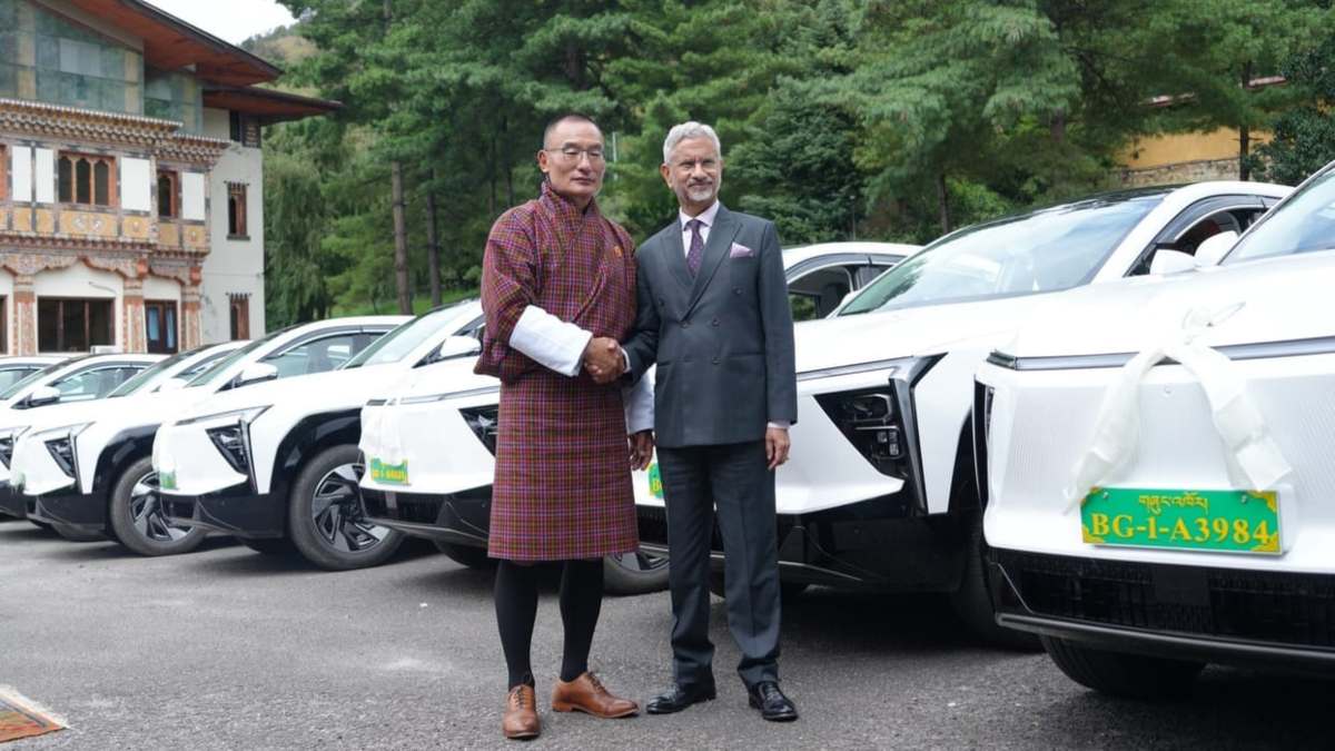भूटान के शाही बेड़े में शामिल हुई भारत की Mahindra XEV 9e, विदेश मंत्री एस. जयशंकर ने सौंपी 54 इलेक्ट्रिक SUVs