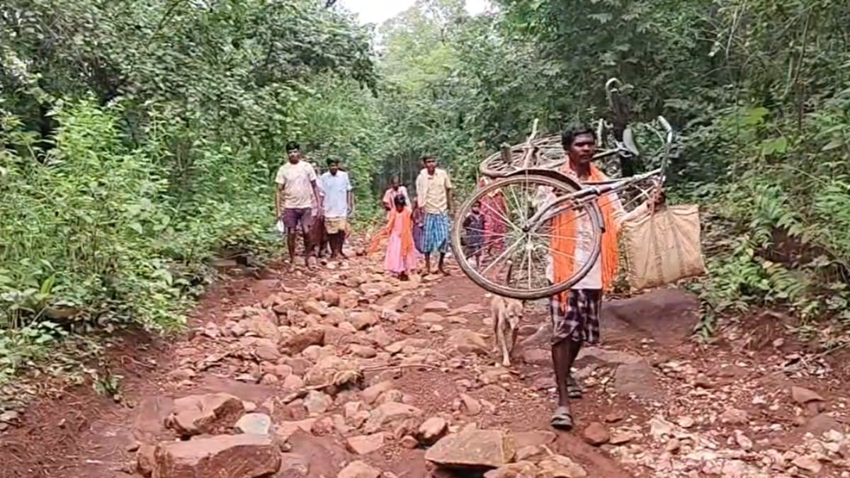 अबूझमाड़ नारायपुर का हाल, दशकों से ग्रामीण सड़क बनने का कर रहे इंतजार