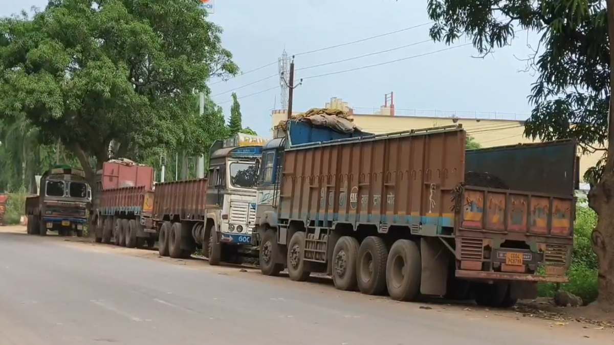 NMDC स्टील प्लांट में परिवहन को लेकर विवाद, 250 ट्रकों को बाहर करने पर परिवहन संघों में तनातनी