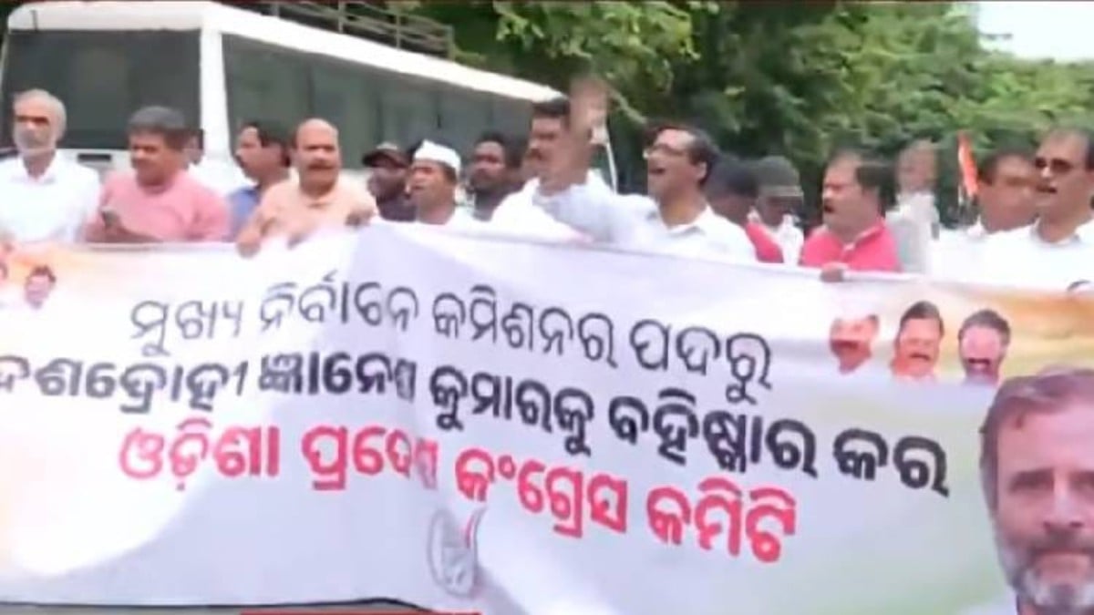 ‘वोट चोरी’ विवाद : कांग्रेस ने मुख्य निर्वाचन अधिकारी कार्यालय का किया घेराव, CEC ज्ञानेश कुमार के इस्तीफे की मांग