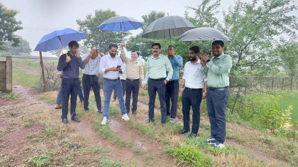 बारिश के बीच खेतों में उतरे ADM, फसल सत्यापन का लिया जायजा, जियो-लोकेशन आधारित डेटा प्रविष्टि की जांच की