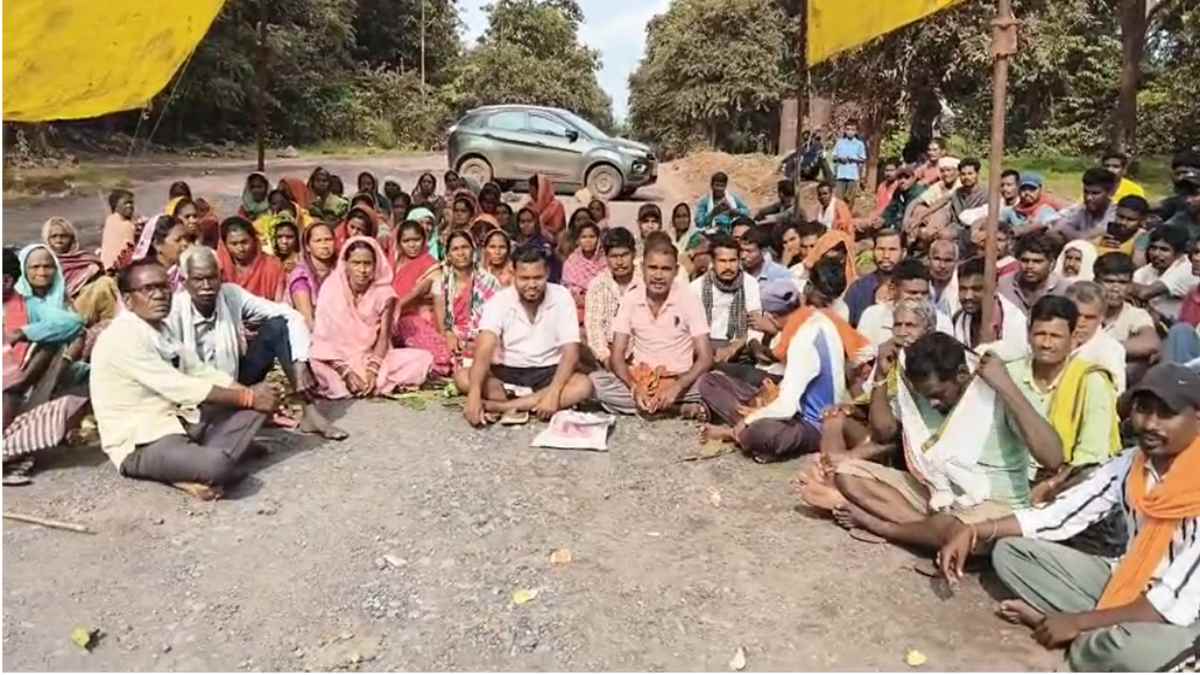 बोईरडीह जलाशय से पानी की मांग, ग्रामीणों ने किया चक्काजाम, खनिज परिवहन प्रभावित