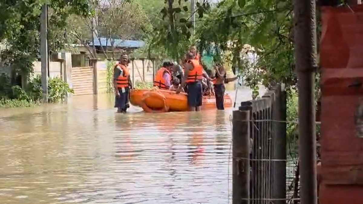 रायपुर में बाढ़ का कहर : NDRF-SDRF का रेस्क्यू ऑपरेशन जारी, अब तक 239 लोगों को सुरक्षित निकाला