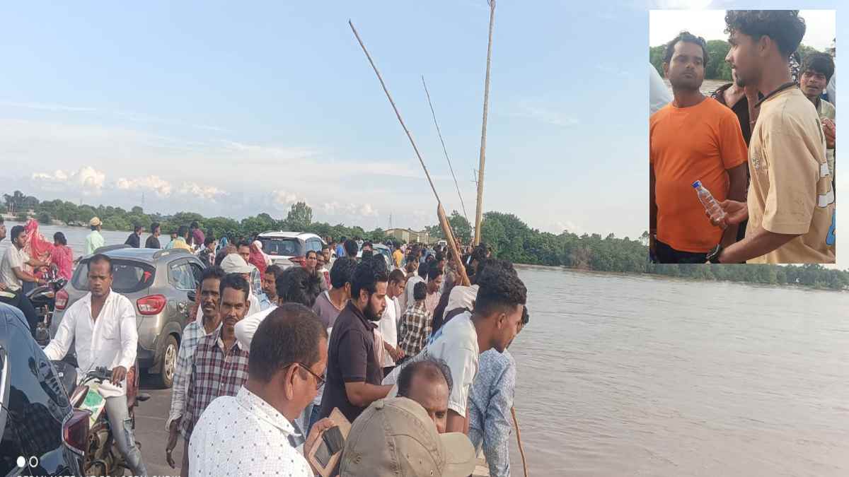 महानदी में बहती आई शराब, बोतलें लूटने पुल पर जुटे लोग, जान जोखिम में डालकर करते रहे जुगाड़