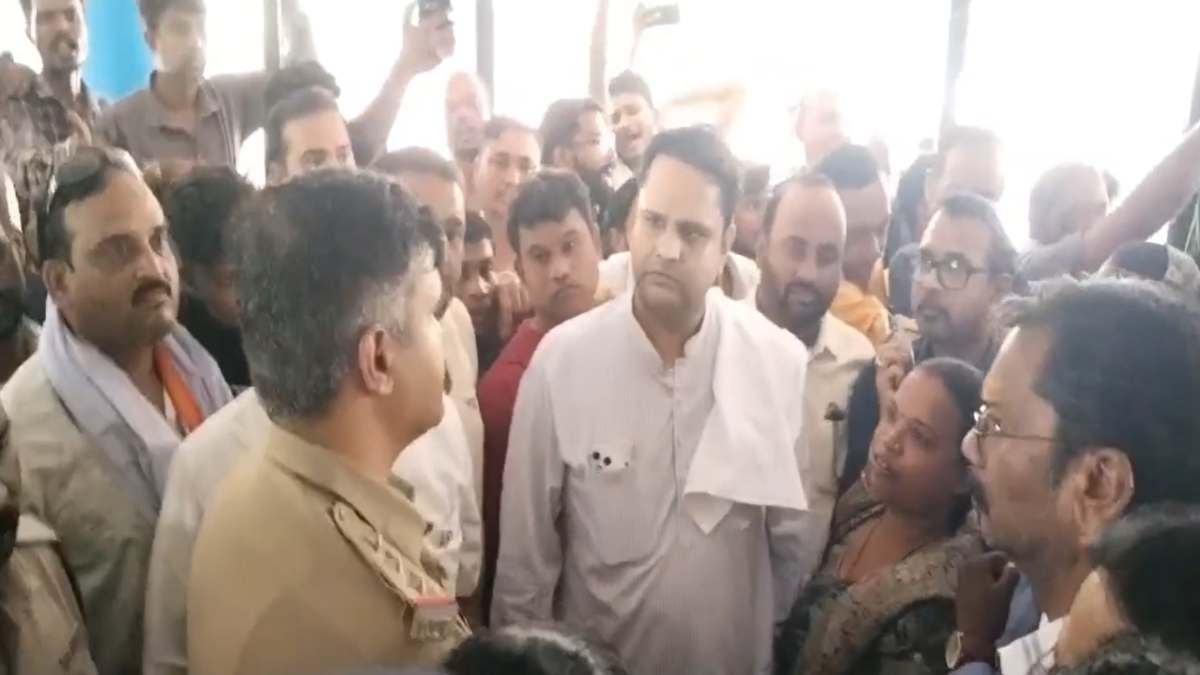 सरपंच के खिलाफ अविश्वास प्रस्ताव पर बवाल, ग्रामीणों ने किया थाने का घेराव, धरने पर बैठे पूर्व मंत्री उमेश पटेल
