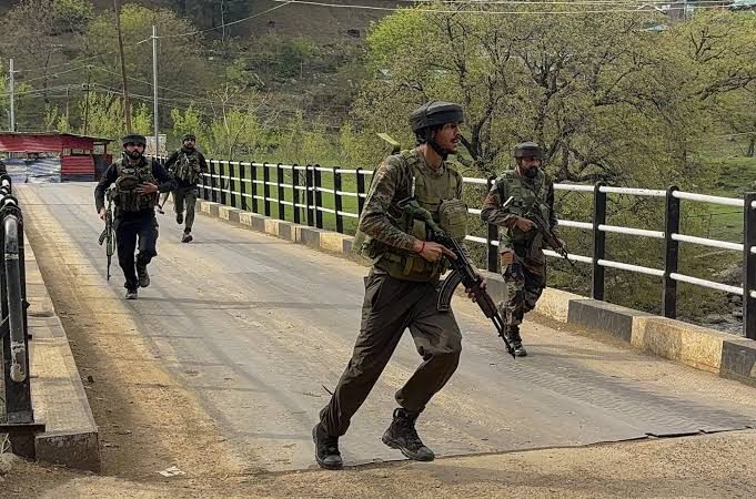 बडगाम एनकाउंटर: अशदार गली में एक आतंकी ढेर, दूसरे की तलाश जारी; अलर्ट जारी